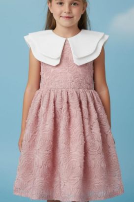 صورة فستان لحمي بقصة أنيقه على الكتف وتل ورود